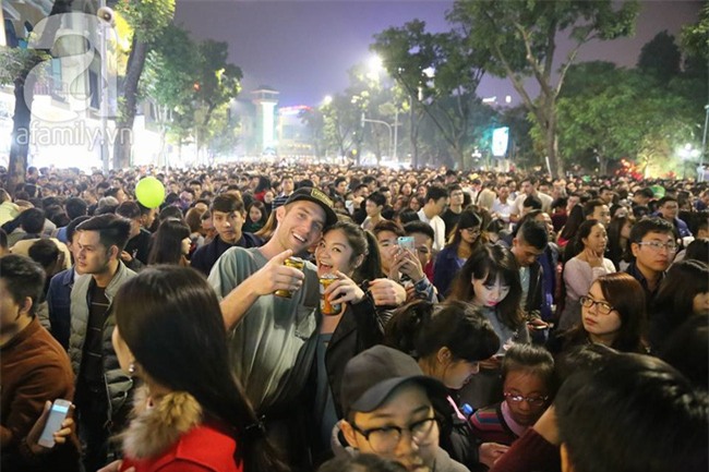 Những nụ hôn, cái ôm ấm áp và nụ cười hạnh phúc trong khoảnh khắc tiễn năm cũ, chào 2017 - Ảnh 18.