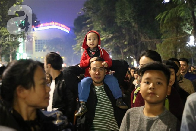 Những nụ hôn, cái ôm ấm áp và nụ cười hạnh phúc trong khoảnh khắc tiễn năm cũ, chào 2017 - Ảnh 19.