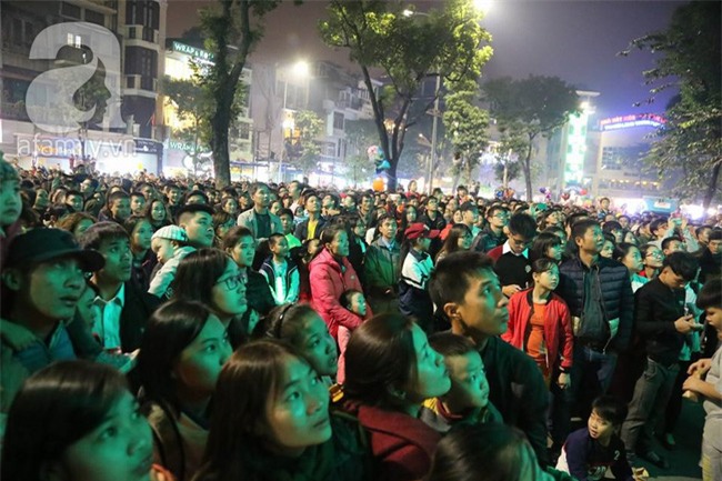 Những nụ hôn, cái ôm ấm áp và nụ cười hạnh phúc trong khoảnh khắc tiễn năm cũ, chào 2017 - Ảnh 20.