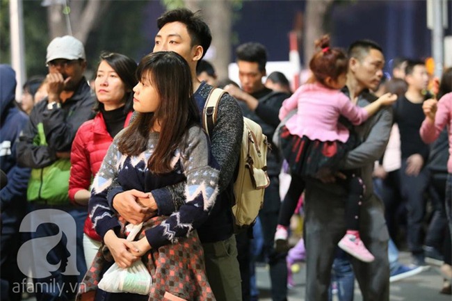 Những nụ hôn, cái ôm ấm áp và nụ cười hạnh phúc trong khoảnh khắc tiễn năm cũ, chào 2017 - Ảnh 21.