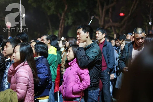 Những nụ hôn, cái ôm ấm áp và nụ cười hạnh phúc trong khoảnh khắc tiễn năm cũ, chào 2017 - Ảnh 22.