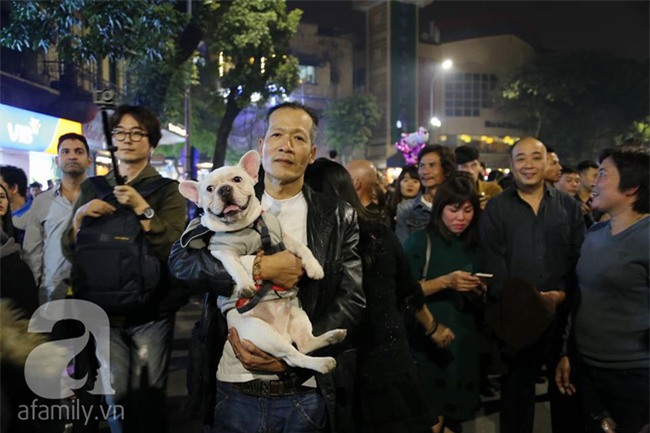 Những nụ hôn, cái ôm ấm áp và nụ cười hạnh phúc trong khoảnh khắc tiễn năm cũ, chào 2017 - Ảnh 28.