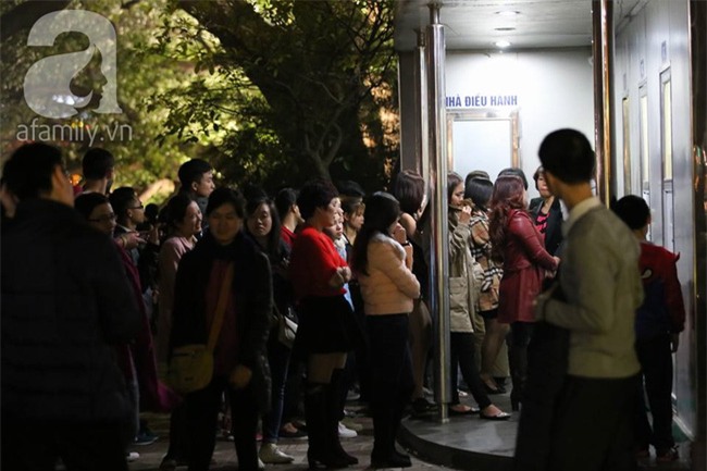 Những nụ hôn, cái ôm ấm áp và nụ cười hạnh phúc trong khoảnh khắc tiễn năm cũ, chào 2017 - Ảnh 29.