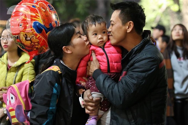 Những nụ hôn, cái ôm ấm áp và nụ cười hạnh phúc trong khoảnh khắc tiễn năm cũ, chào 2017 - Ảnh 3.