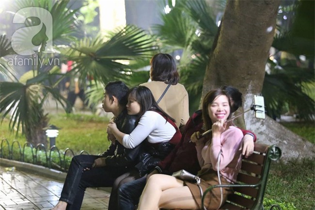 Những nụ hôn, cái ôm ấm áp và nụ cười hạnh phúc trong khoảnh khắc tiễn năm cũ, chào 2017 - Ảnh 32.