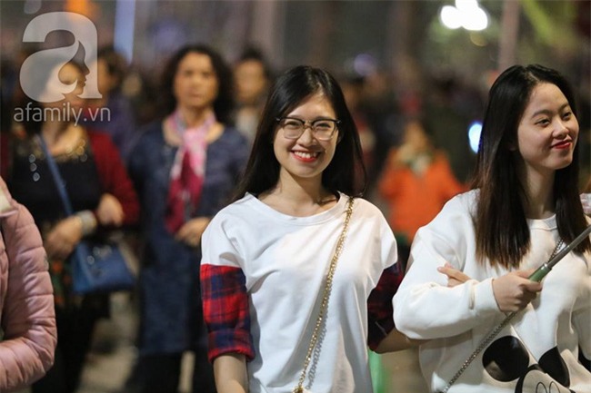 Những nụ hôn, cái ôm ấm áp và nụ cười hạnh phúc trong khoảnh khắc tiễn năm cũ, chào 2017 - Ảnh 8.