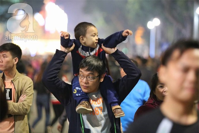 Những nụ hôn, cái ôm ấm áp và nụ cười hạnh phúc trong khoảnh khắc tiễn năm cũ, chào 2017 - Ảnh 9.