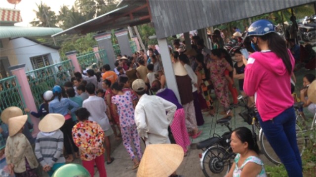 Hàng trăm người dan Cai Lậy, Tiền Giang đến bao vây nhà bà Phan Thị Tư trong vụ vỡ hụi chấn động vùng quê (Ảnh: Nguyễn Vinh).