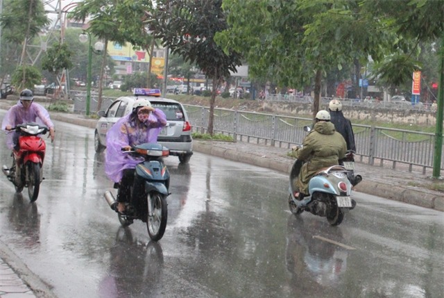 Hà Nội xuất hiện mưa rét trong ngày đầu năm mới 2017 (Ảnh: Nguyễn Dương).