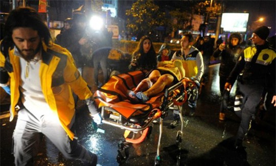 Nhiều người bị thương được đưa đi. Ảnh: Reuters