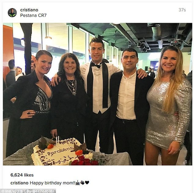 Ronaldo, Messi, Sharapova ăn chơi nhảy múa thế nào trong năm mới - Ảnh 1.