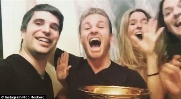 Ronaldo, Messi, Sharapova ăn chơi nhảy múa thế nào trong năm mới - Ảnh 5.