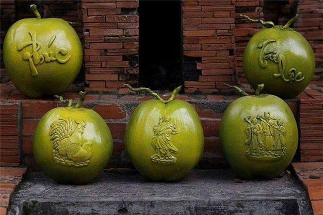 Dừa điêu khắc gà trưng Tết: Xếp hàng mua 1,2 triệu/quả
