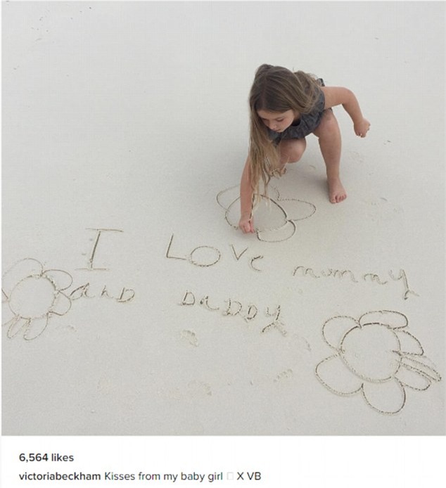 Harper cặm cụi viết lời nhắn yêu thương trên cát cho bố mẹ  - Ảnh 1.