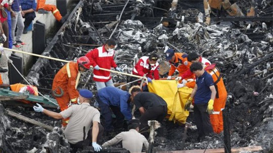 Con tàu cháy đen. Ảnh: EPA