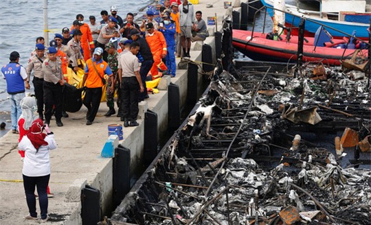 Các thi thể được đưa lên bờ. Ảnh: Reuters