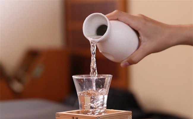Chuyên gia chia sẻ 8 bí quyết uống rượu để không hại gan, say khướt