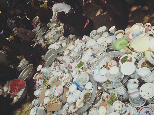 Dâu mới chưa kịp tháo vương miện cài đầu đã phải xắn tay rửa đống bát - Ảnh 4.