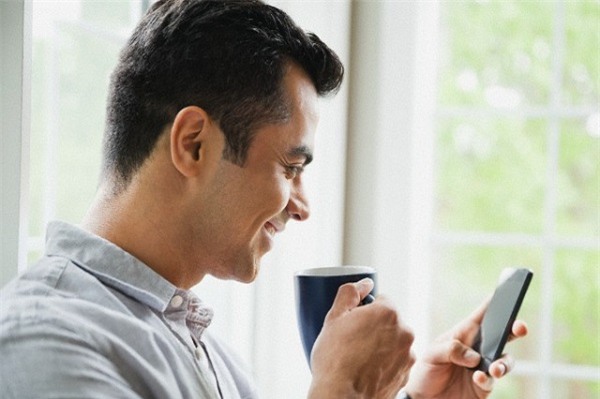 Nửa đêm điện thoại rung, mở ra, tôi điếng người khi thấy đó là tin nhắn của chồng, người đang nằm bên cạnh - Ảnh 1.