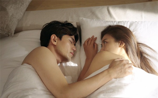 Nửa đêm điện thoại rung, mở ra, tôi điếng người khi thấy đó là tin nhắn của chồng, người đang nằm bên cạnh - Ảnh 2.