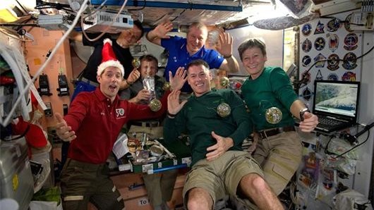 Các phi hành gia đón năm mới ở trạm vũ trụ quốc tế - 1