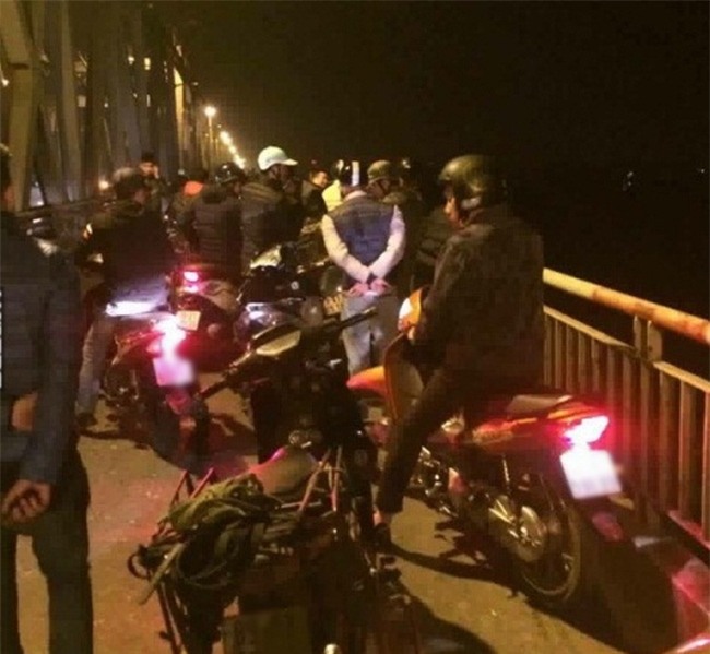 Hà Nội: Nam thanh niên rơi từ trên cầu Chương Dương xuống đất tử vong - Ảnh 2.