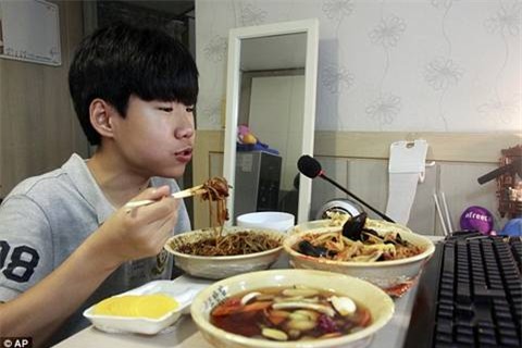 Ngồi ăn trước màn hình máy tính và cười nói kiếm 29 triệu mỗi tối