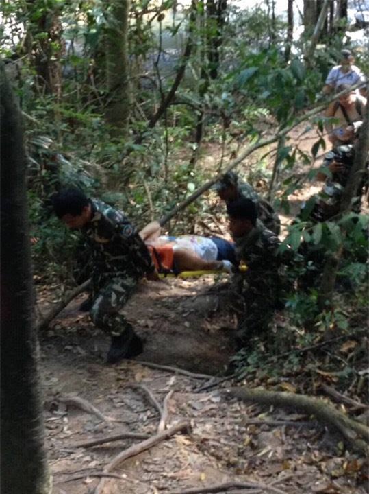 Phớt lờ biển cảnh báo, nữ du khách cố chụp ảnh cùng cá sấu và trả giá đắt. Ảnh: Matichon