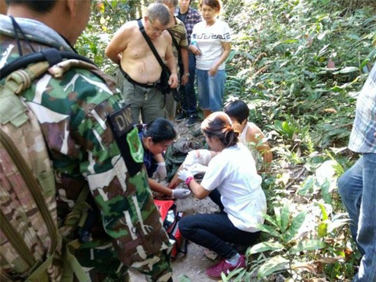 Bà Lesuffleur nhanh chóng được băng bó và đưa vào bệnh viện. Ảnh: Matichon