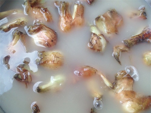 Hành mua về đem ngâm với nước gạo cho bớt hang (Ảnh: Khám phá)