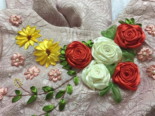 khong phai ao dai gam, ao dai theu ruy bang moi hot nhat tet nam nay - 3