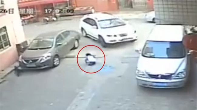 Trung Quốc: Bé trai 3 tuổi và bé gái 8 tuổi bị ô tô cán chết ở một góc phố trong cùng một ngày - Ảnh 2.