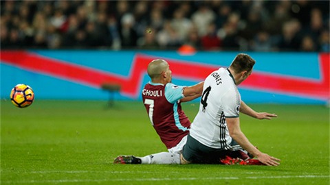 Tình huống dẫn đến chiếc thẻ đỏ của Feghouli