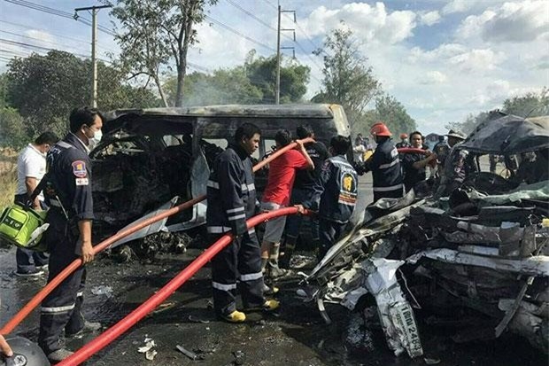 Xe khach dam xe tai o Thai Lan lam 25 nguoi chet hinh anh 1