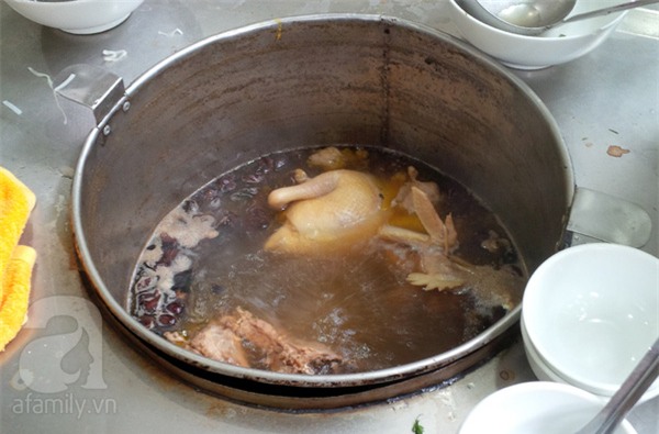 6 quán ăn ngon không chê vào đâu được trên phố Quán Thánh - Ảnh 2.