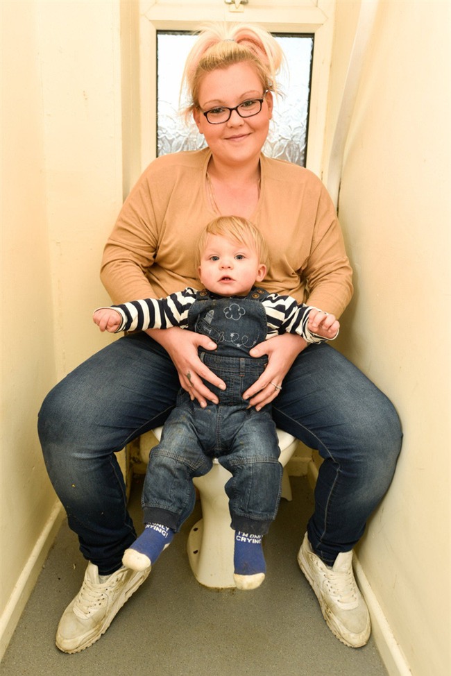 Đi vệ sinh, mẹ bầu đẻ luôn con vào bồn cầu - Ảnh 2.