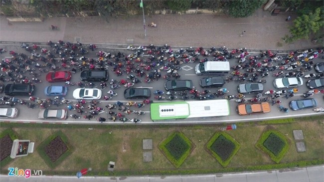 Buyt nhanh BRT bi bua vay sau ky nghi le hinh anh 1