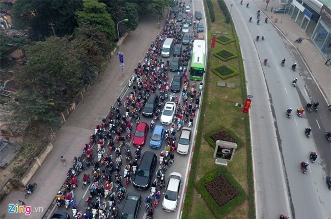 Buyt nhanh BRT bi bua vay sau ky nghi le hinh anh 3