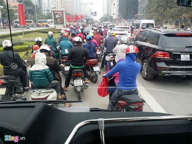 Buyt nhanh BRT bi bua vay sau ky nghi le hinh anh 2