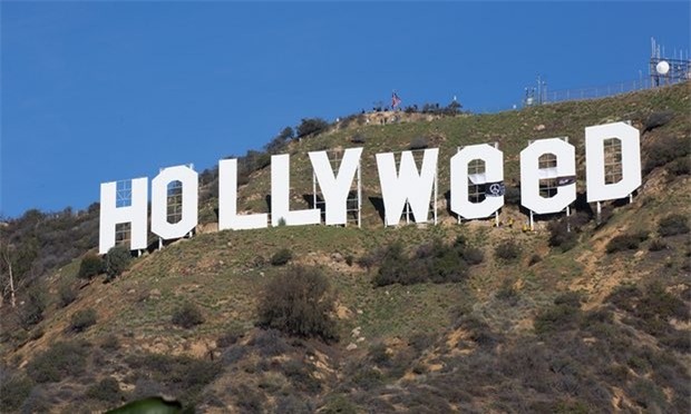 Chỉ sau một đêm, tấm biển Hollywood đã biến thành Hollyweed trước sự ngỡ ngàng của người dân - Ảnh 2.