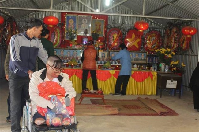 Vụ máy bay rơi ở Hòa Lạc: Chiến sỹ sống sót trong ngày đầu đến thắp hương cho đồng đội - Ảnh 2.