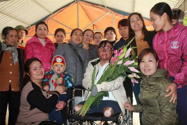 Vụ máy bay rơi ở Hòa Lạc: Chiến sỹ sống sót trong ngày đầu đến thắp hương cho đồng đội - Ảnh 3.