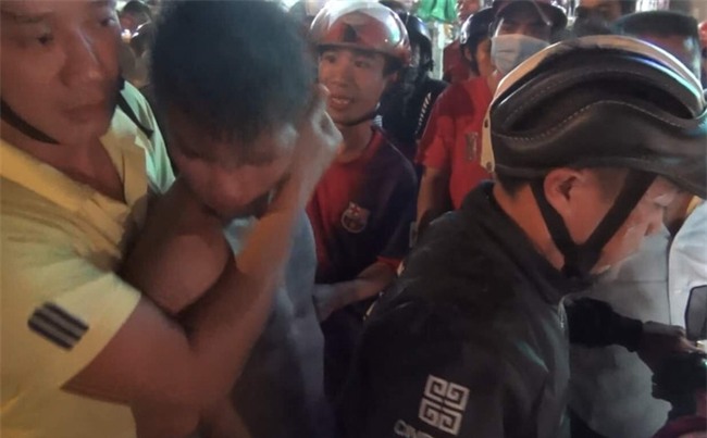 Bị giật dây chuyền, 2 vợ chồng đánh tên cướp 