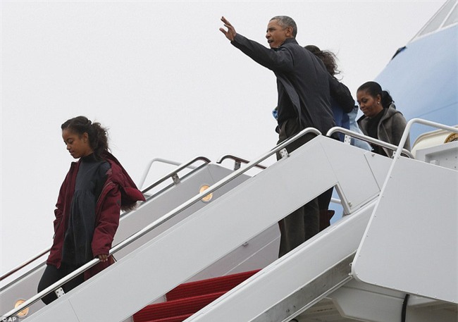 Lần cuối cùng, gia đình Tổng thống Barack Obama trở về sau kỳ nghỉ bằng chuyên cơ Air Force One - Ảnh 1.