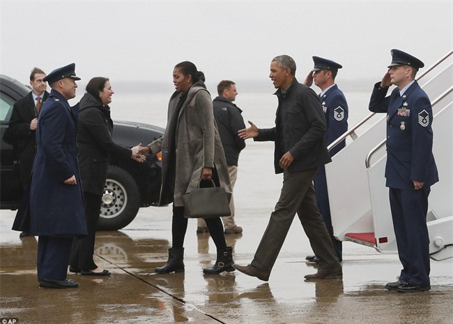 Lần cuối cùng, gia đình Tổng thống Barack Obama trở về sau kỳ nghỉ bằng chuyên cơ Air Force One - Ảnh 2.