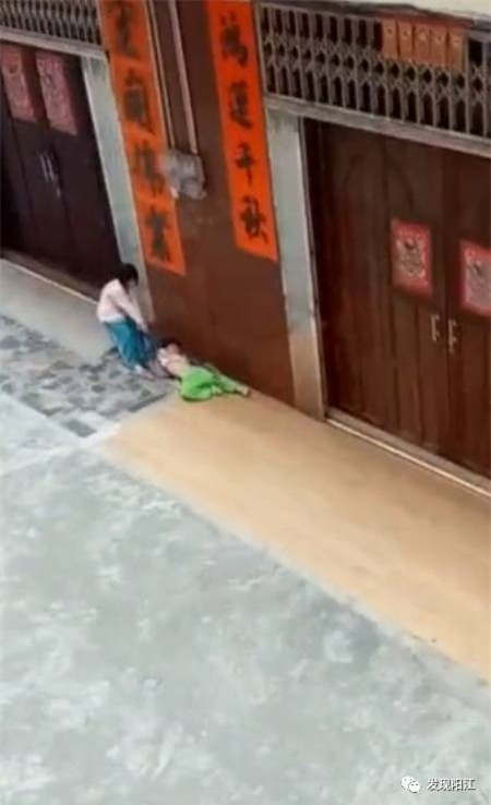 Phẫn nộ: Người phụ nữ lái xe máy cố tình đâm lên người em bé đang nằm khóc dưới đất - Ảnh 3.