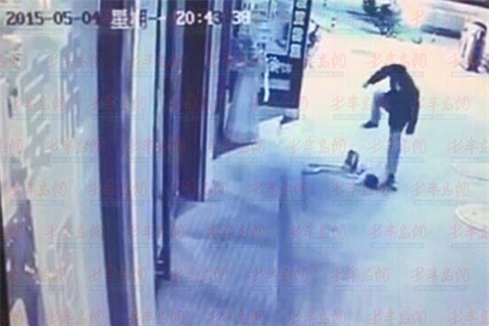 Phẫn nộ: Người phụ nữ lái xe máy cố tình đâm lên người em bé đang nằm khóc dưới đất - Ảnh 5.