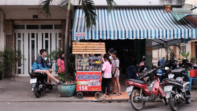 Bạn trẻ Sài Gòn rủ nhau ủng hộ cụ bà 70 tuổi bán kem nuôi chồng bệnh và cháu ăn học - Ảnh 2.