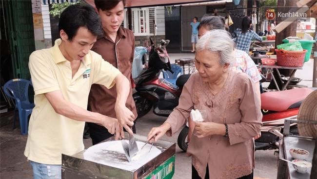 Bạn trẻ Sài Gòn rủ nhau ủng hộ cụ bà 70 tuổi bán kem nuôi chồng bệnh và cháu ăn học - Ảnh 3.