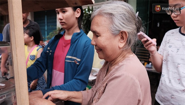 Bạn trẻ Sài Gòn rủ nhau ủng hộ cụ bà 70 tuổi bán kem nuôi chồng bệnh và cháu ăn học - Ảnh 4.